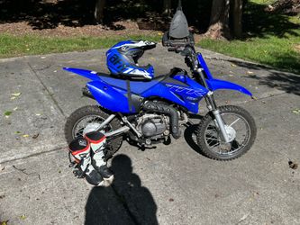 Yamaha Ttr110cc dirt bike with kid size helmet and size 4 boots