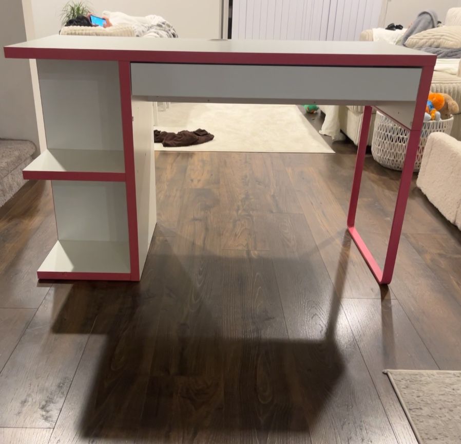 White/pink Desk 