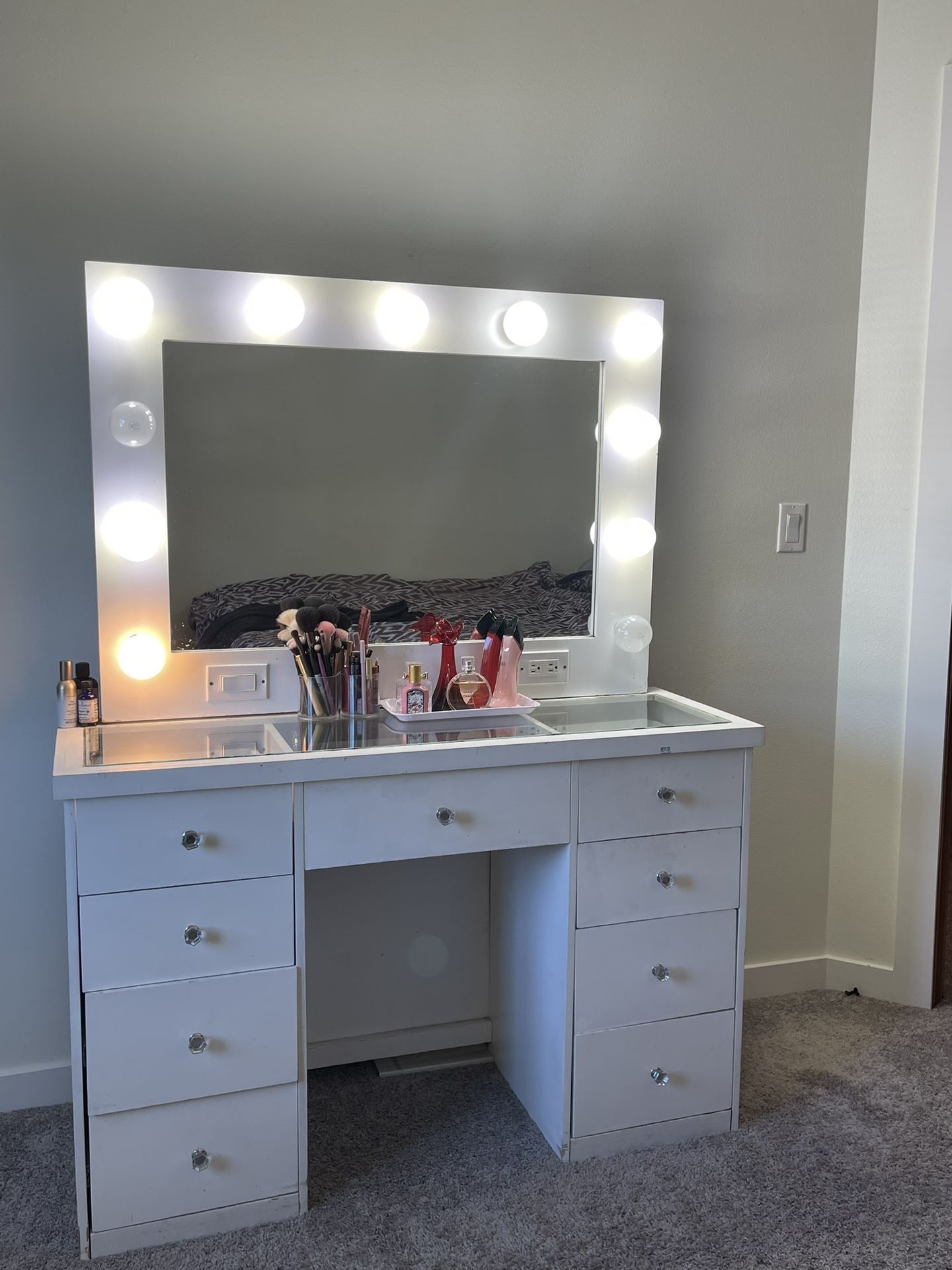 Makeup vanity