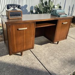 Beautiful Vintage Walnut Madmen Style Mid Century Modern Credenza Console Cabinet Desk