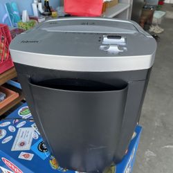 Cross-cut paper shredder