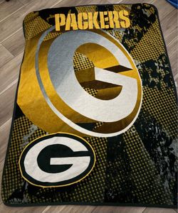 Green Bay Packers raschel throw blanket features a large, digitized logo design