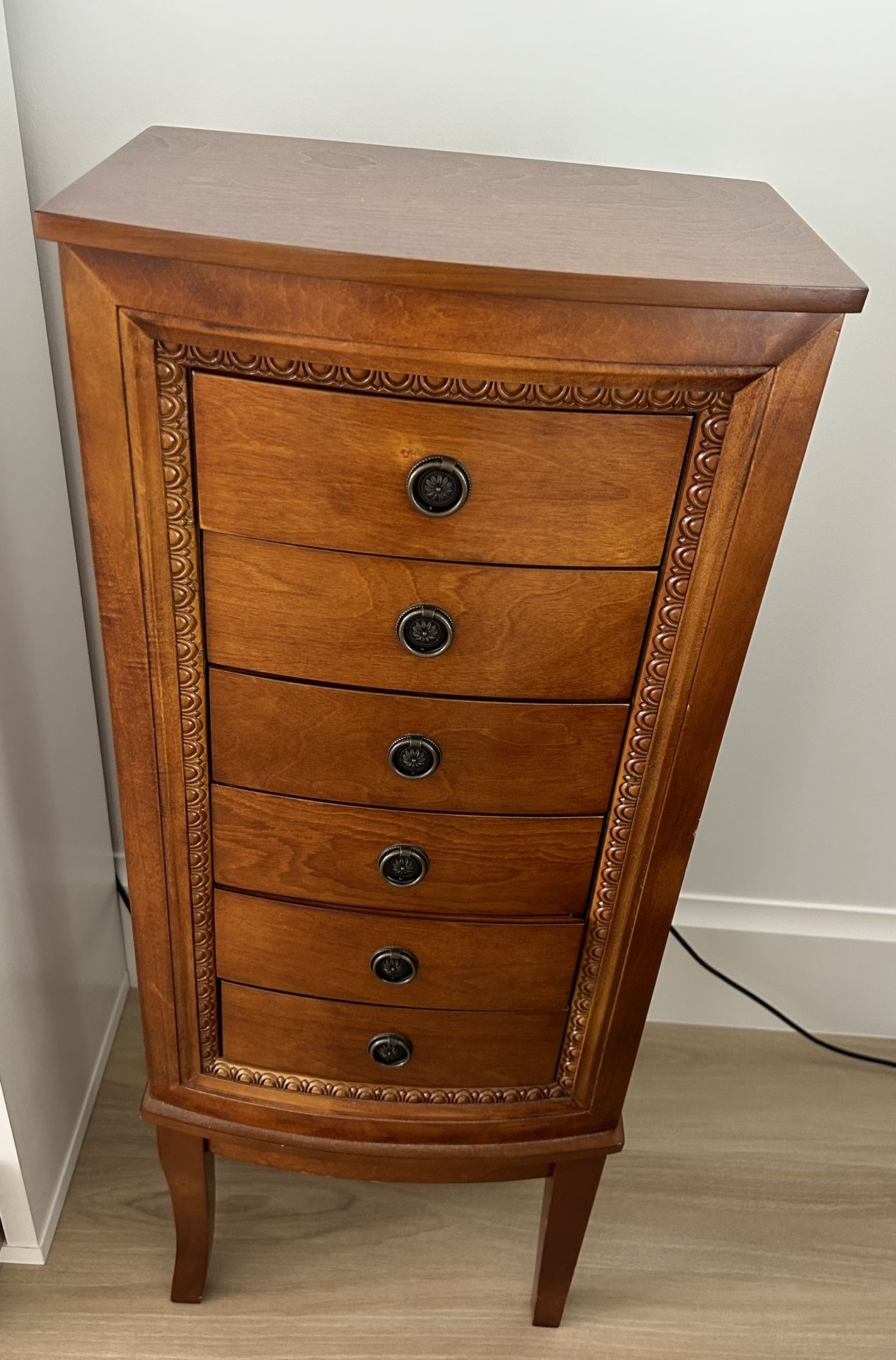 Standing jewelry Chest