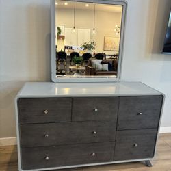 ✨ Modern Dresser with Mirror – Excellent Condition ✨