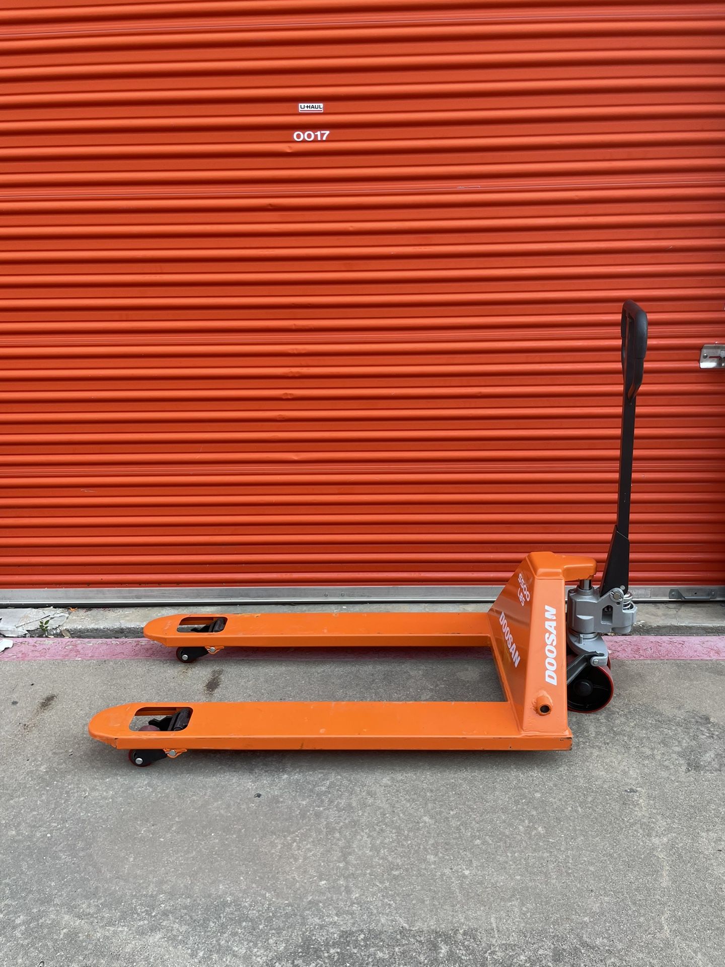 Doosan manual hand pallet jack.