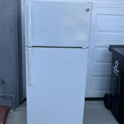 Clean GE Refrigerator – Works Perfectly – Freezer & Fridge