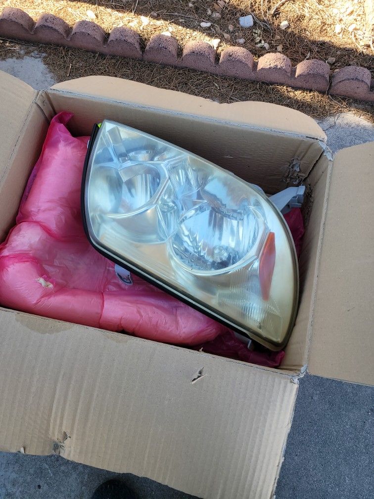 2005 Toyota 4Runner Head Lamps