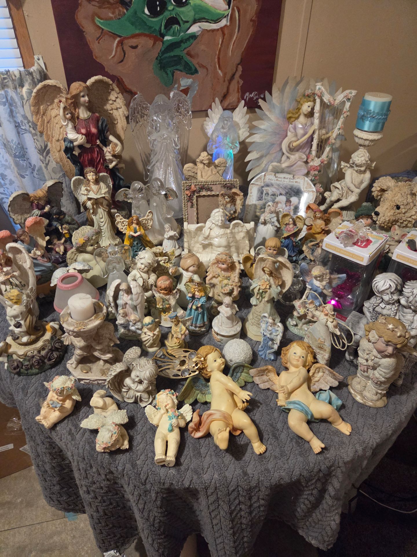Angel Figurines and Collectibles