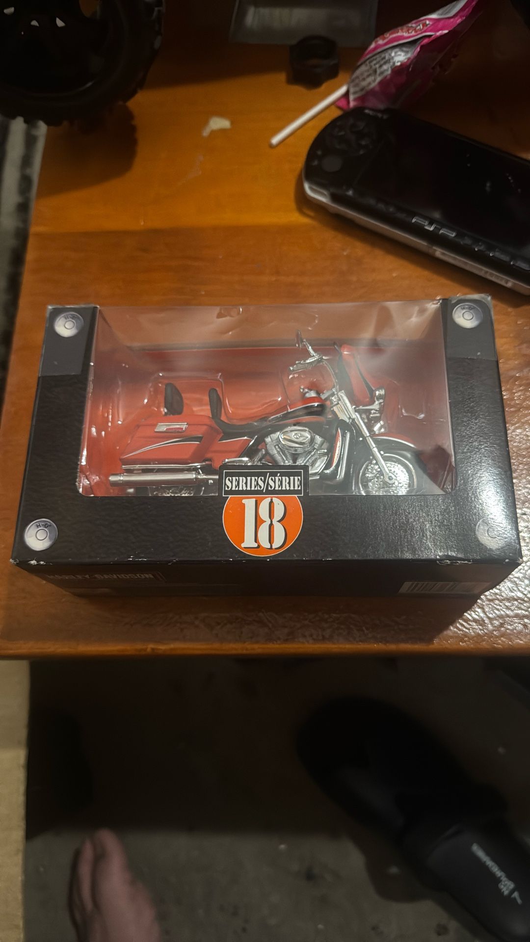 Maisto Harley Davidson Series 18 FLHTCSE CVO 2004 1:18 New In Box