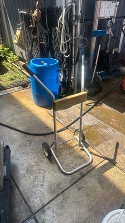 Outboard engine stand with wheels