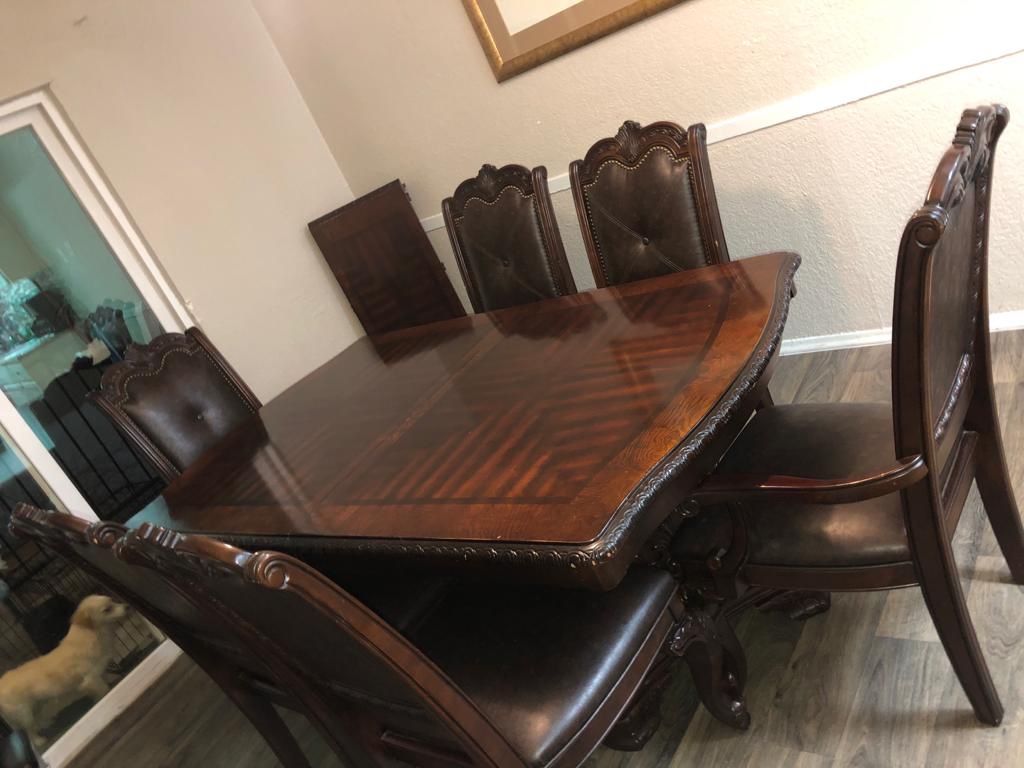 Selling Dining Table 6 Chairs