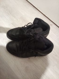 Jordan 1 mid triple black