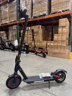 Front and rear shock-absorbing electric scooter