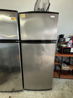 WHIRLPOOL 28” TOP AND BOTTOM REFRIGERATOR 