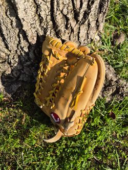 Louisville SluggerBaseball/Softball Glove ( See PICS) SEE MY Page For Other Baseball/Softball EQUIPMENTFOR SALE "CHEAP"