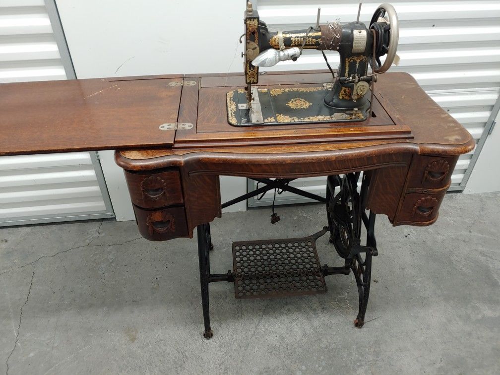 Vintage / antique White VS (vibrating shuttle) treadle sewing machine