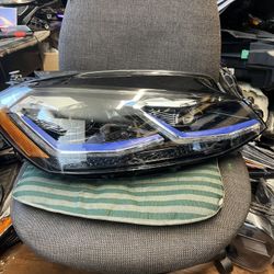 2019 VOLKSWAGEN GOLF  GTI Right Headlight 