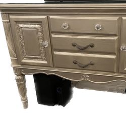 buffet/console table