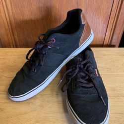 Men’s Levi tennis shoes size 8