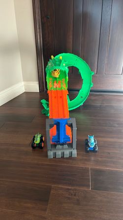 Hot Wheels Monster Trucks Sharks vs. Dinos Dragon Destruction Playset & 2 Toy Trucks