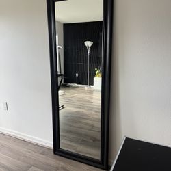 Full-Length Black Framed Mirror – Modern & Stylish 