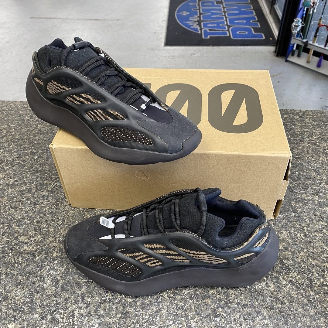 Adidas GY0189 YEEZY 700 V3 Original ‘Clay Brown’ Tennis Shoes Men’s Size: 10.5 in Original Box TPW011032