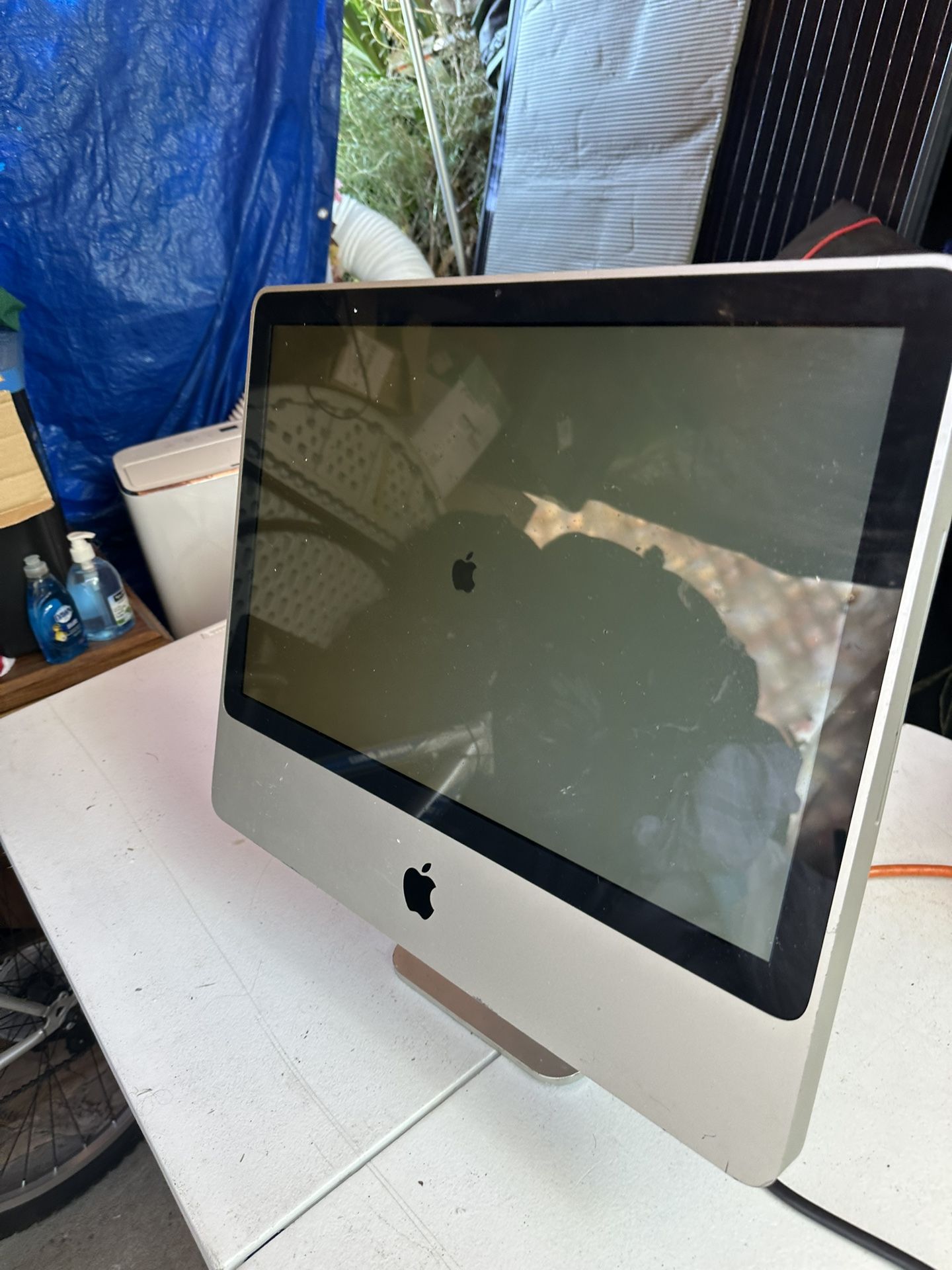 Apple iMac, specifically one of the 20-inch models with an Intel Core 2 Duo processor