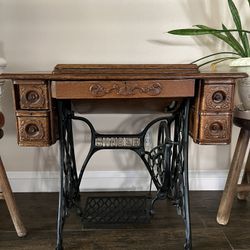 ANTIQUE SEWING MACHINE 