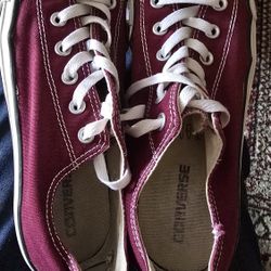 Women's converse Shoes Size 10 20$ OBO Burgundy 
