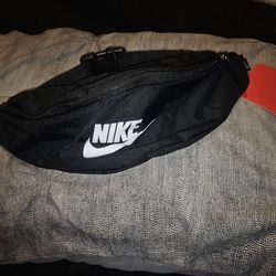 Nike Active Shoulders/Waist Bag Fannie Pack(retail 30)