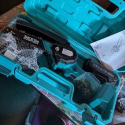 Chainsaw Mini. Brand NEW. HAS ALL ASSESSORIES
