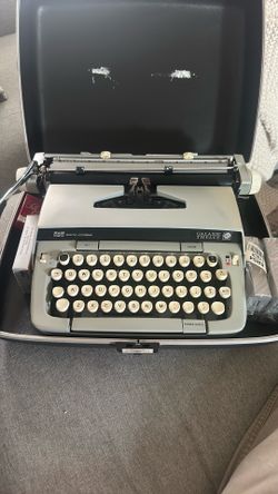 Typewriter: Galaxie Twelve (Smith-Corona)