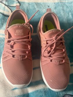 Tennis shoes size 7 1/2