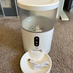 Geeni Pet Feeder