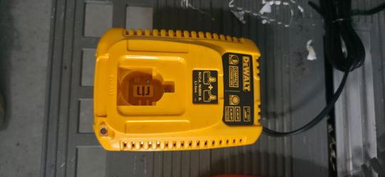 DEWALT Compact Battery Charger