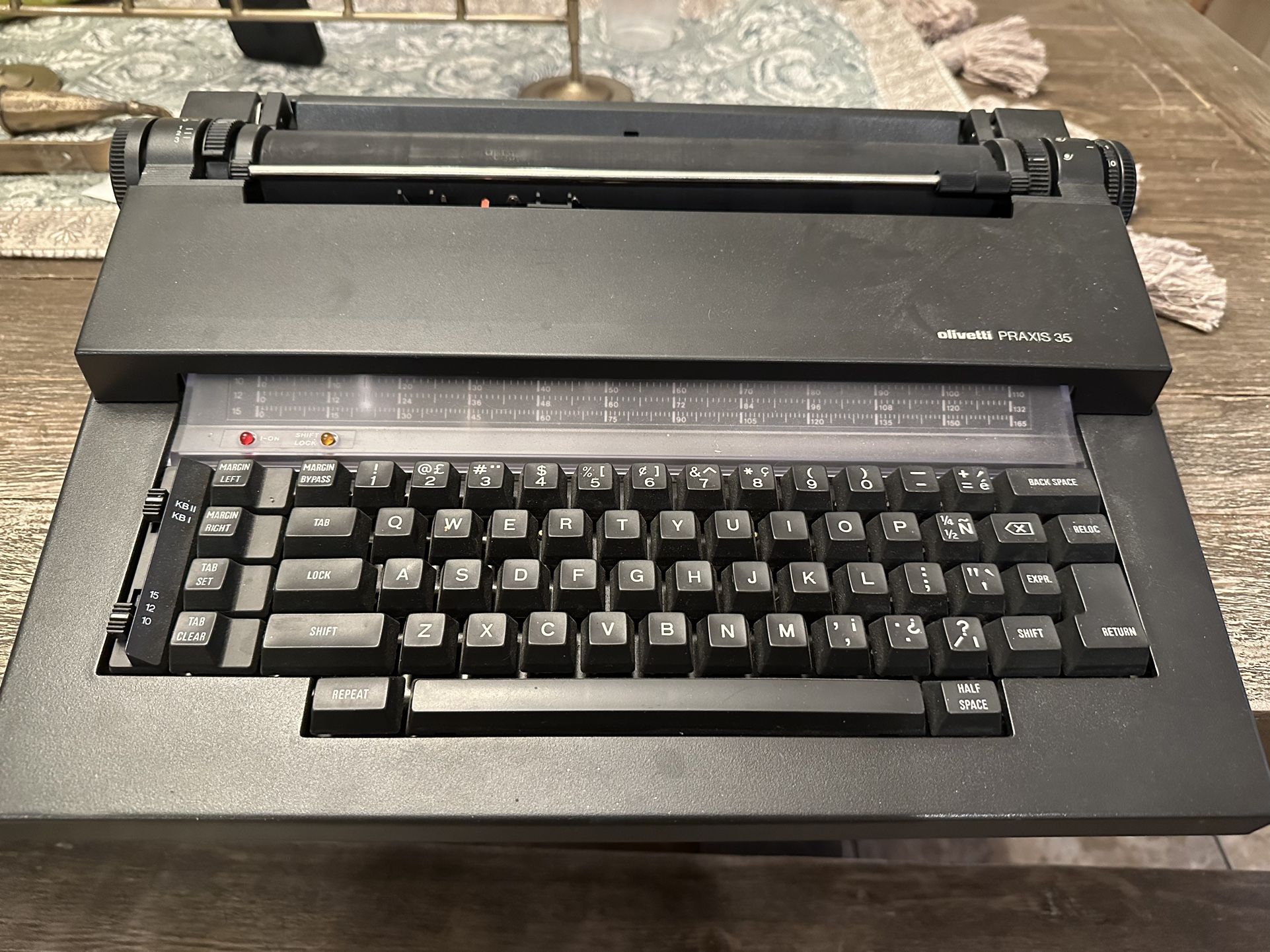 Typewriter Olivetti Praxis 35