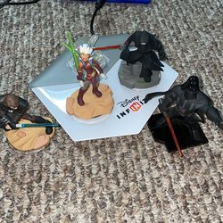 Disney Infinity 3.0 (PS4) used and in a very great condition comes with 4 Star Wars characters