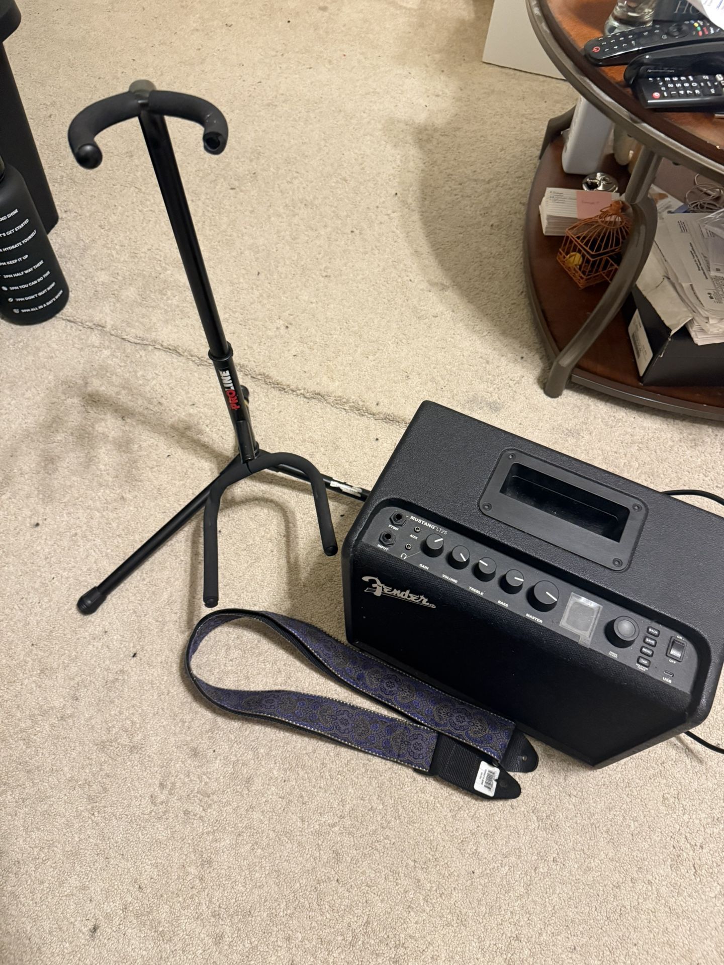 Fender Mustang LT25, Strap And Stand