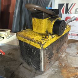 O.S. Walker CM-3 “Tuter” permanent lifting magnet.