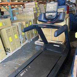 PRECOR TRM 631 Commercial Treadmill *Like NEW & Warranty