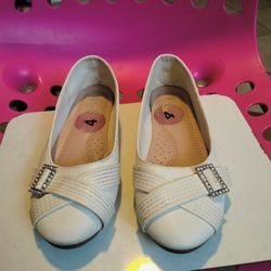Link Flat Shoes Size 4Y