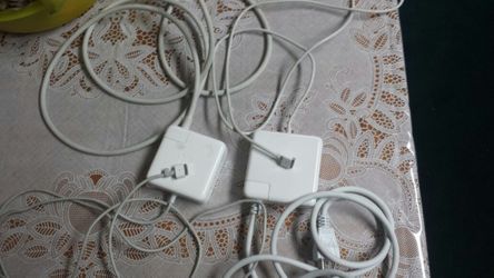 2 apple macbook air chargers