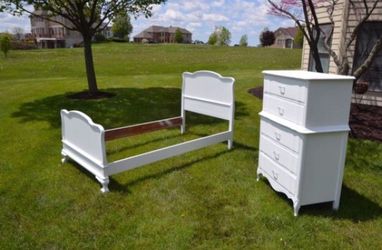 Bedroom set perfect finished in white twin