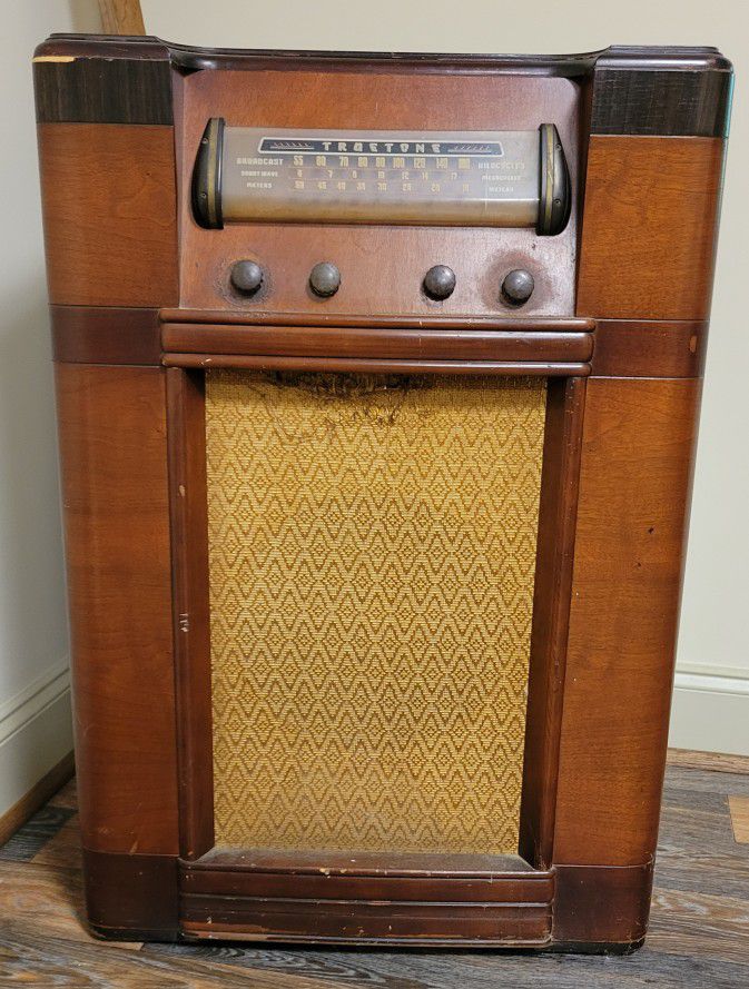 Trutone 1948 Cabinet Radio - D1836