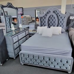 4 Pc Queen Bedroom Set (Mattress & Tall Chest Not Included )