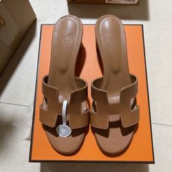 Hermès women's chunky heel flip-flops