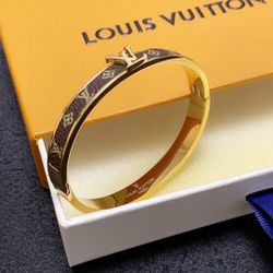 New 18k stainless steel bracelet comes with dust bag