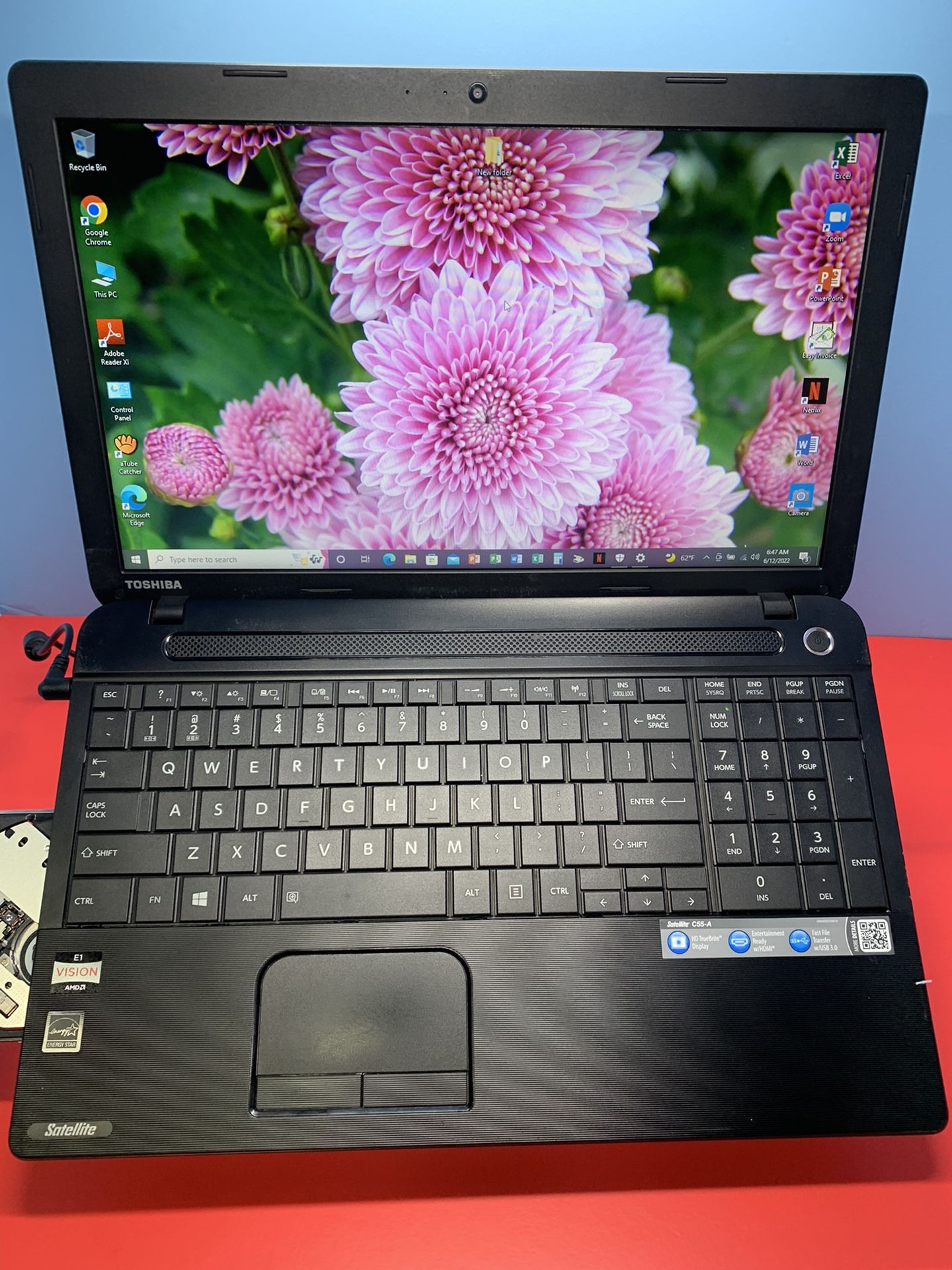 ..TOSHIBA SATÉLITE . .C55D-A….250 GB GB…..8.0 RAM . READY FOR CLASSES ON LINE OR WORK FROM HOME