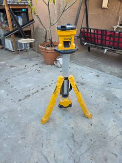 Dewalt 20v 3000 lumens tripod light