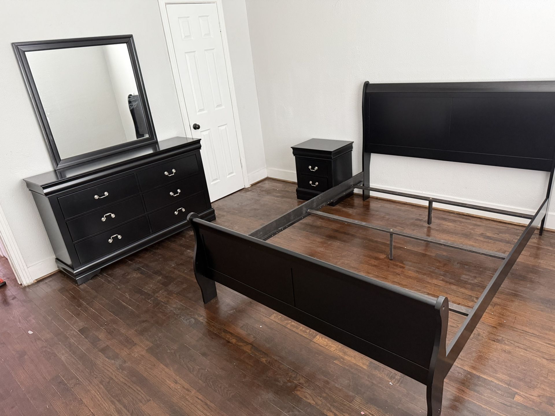 4PC Queen $650 Queen Bed , Dresser, Mirror, Nightstand New Still In Box